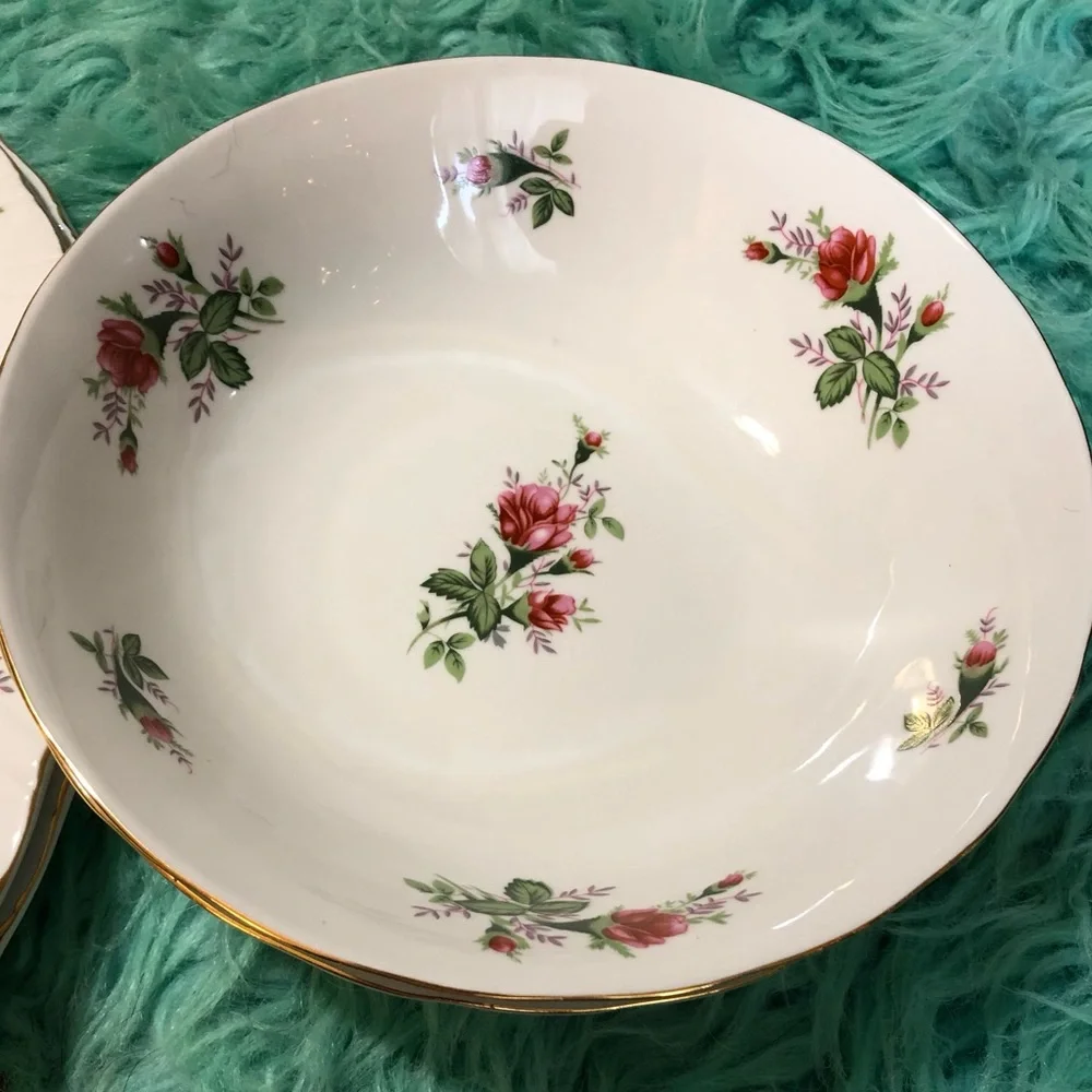 2 of each Lynn’s fine China 2 serving platers and 2 serving bowls Victorian Rose - Picture 3 of 4